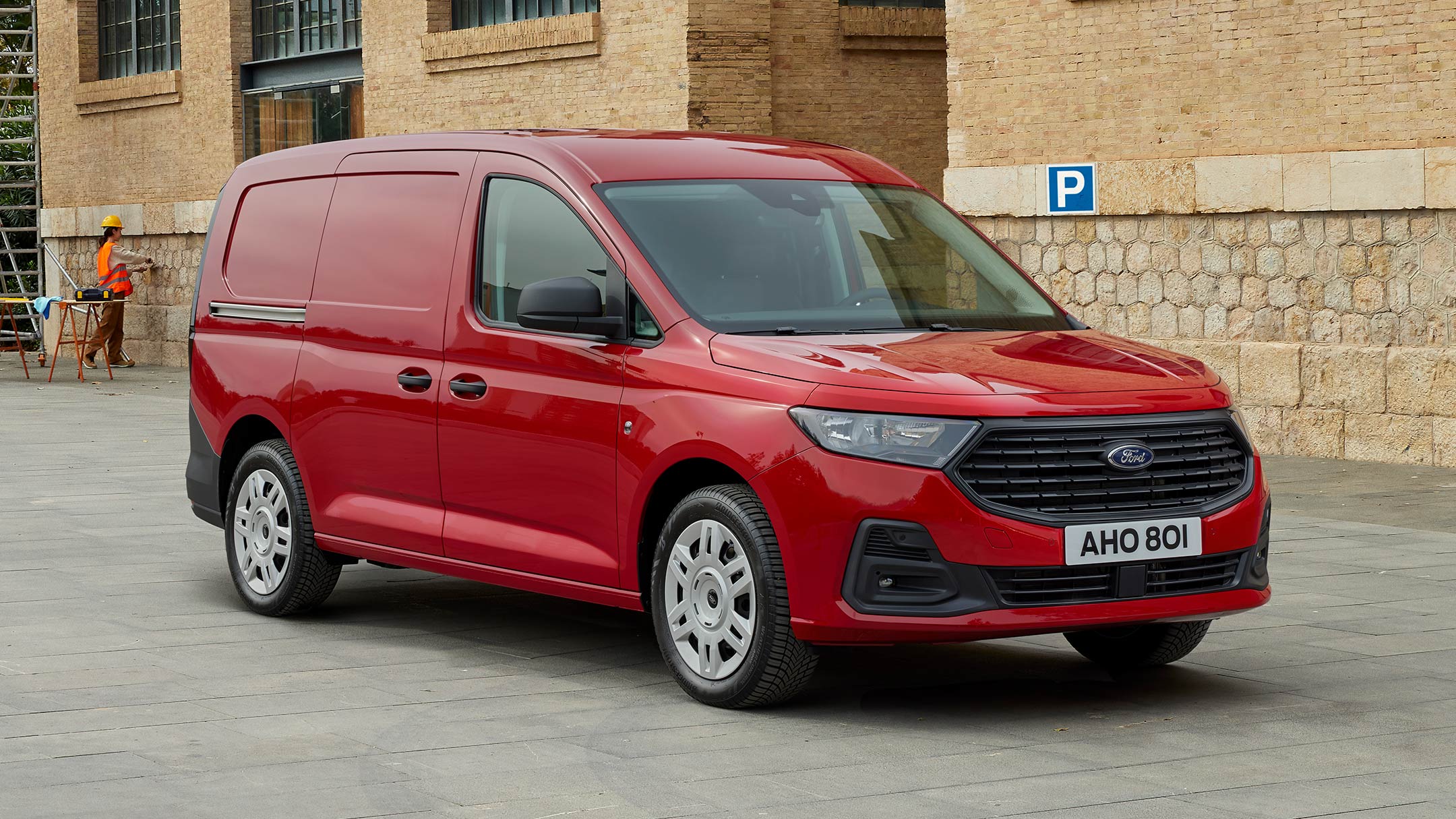 Το νέο Ford Transit Connect, έκδοσης Trend, χρώματος Maple Red, όπου φαίνεται η εμπρός μάσκα και οι αυτόματοι προβολείς.