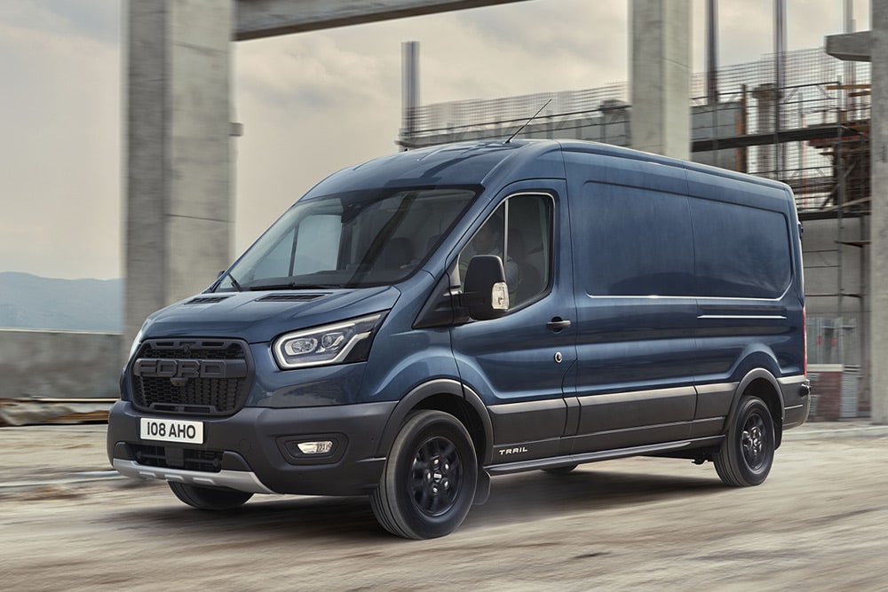 Ford Transit Van  με προαιρετικό πακέτο Trail που κινείται σε μια βιομηχανική περιοχή.