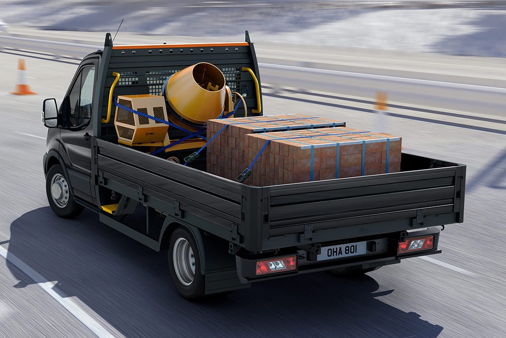 Ford Transit Chassis Cab που κινείται με φορτίο στο πίσω μέρος.