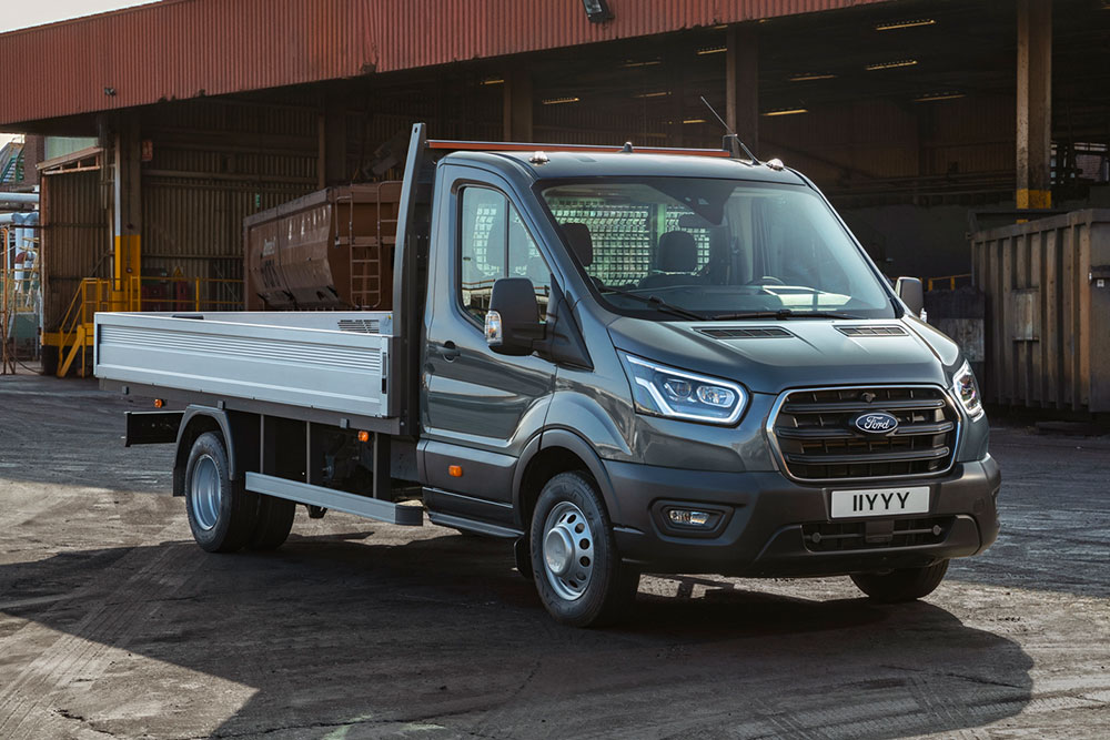 Ford Transit Chassis Cab σταθμευμένο σε μια βιομηχανική περιοχή.