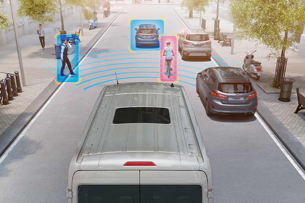 Ford Transit Van με προηγμένα χαρακτηριστικά ασφαλείας που ανιχνεύουν πεζούς και οχήματα.