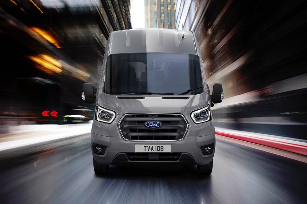 Εμπρός άποψη ενός Ford Transit Van που κινείται στην πόλη.