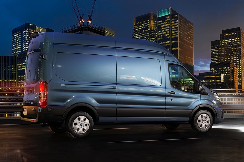 Ford Transit Van που κινείται στην πόλη τη νύχτα.