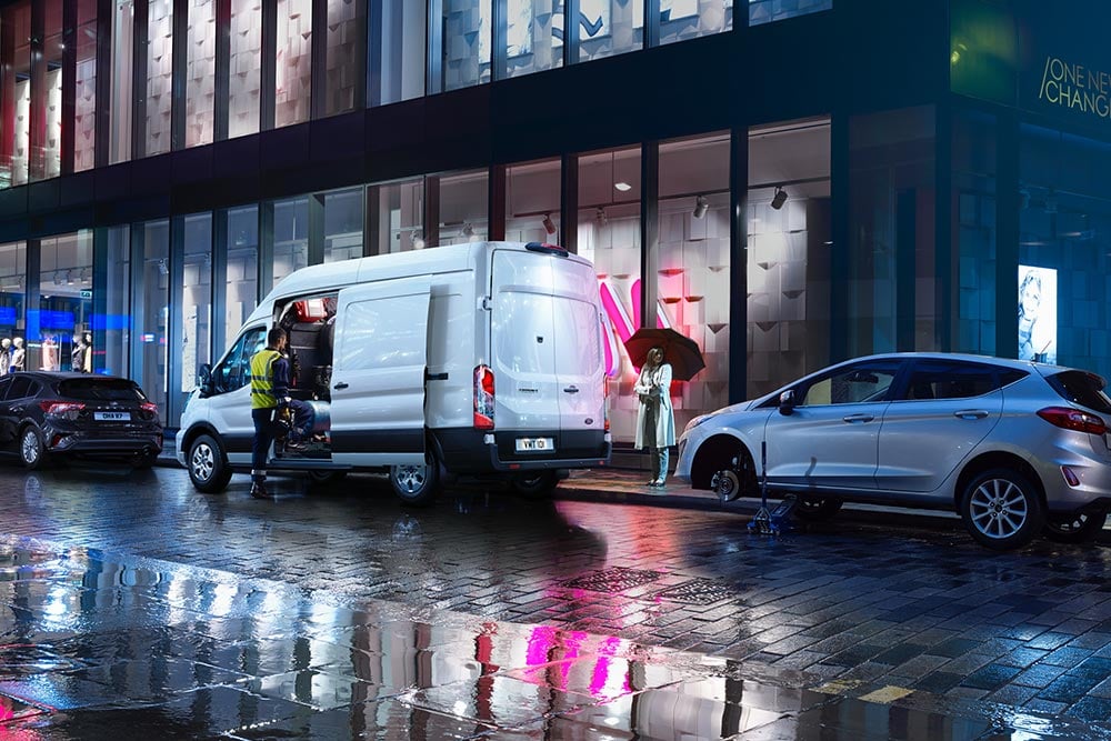Όχημα ανάκτησης Ford Transit Van σταθμευμένο σε μια πόλη τη νύχτα.