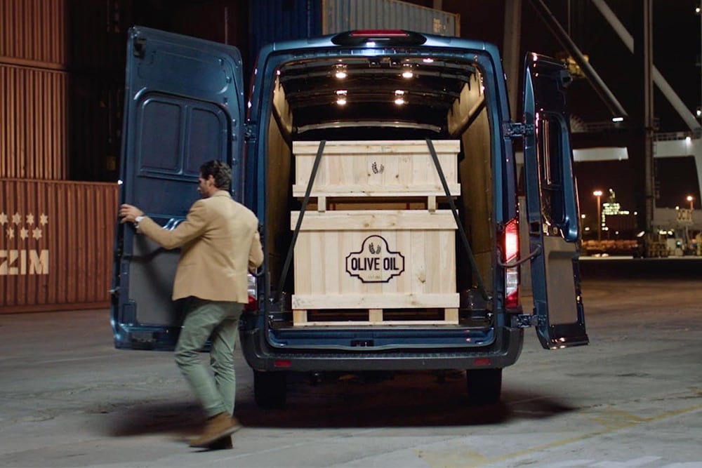 Ford Transit Van με ανοιχτές πίσω πόρτες, με φορτίο στο εσωτερικό.