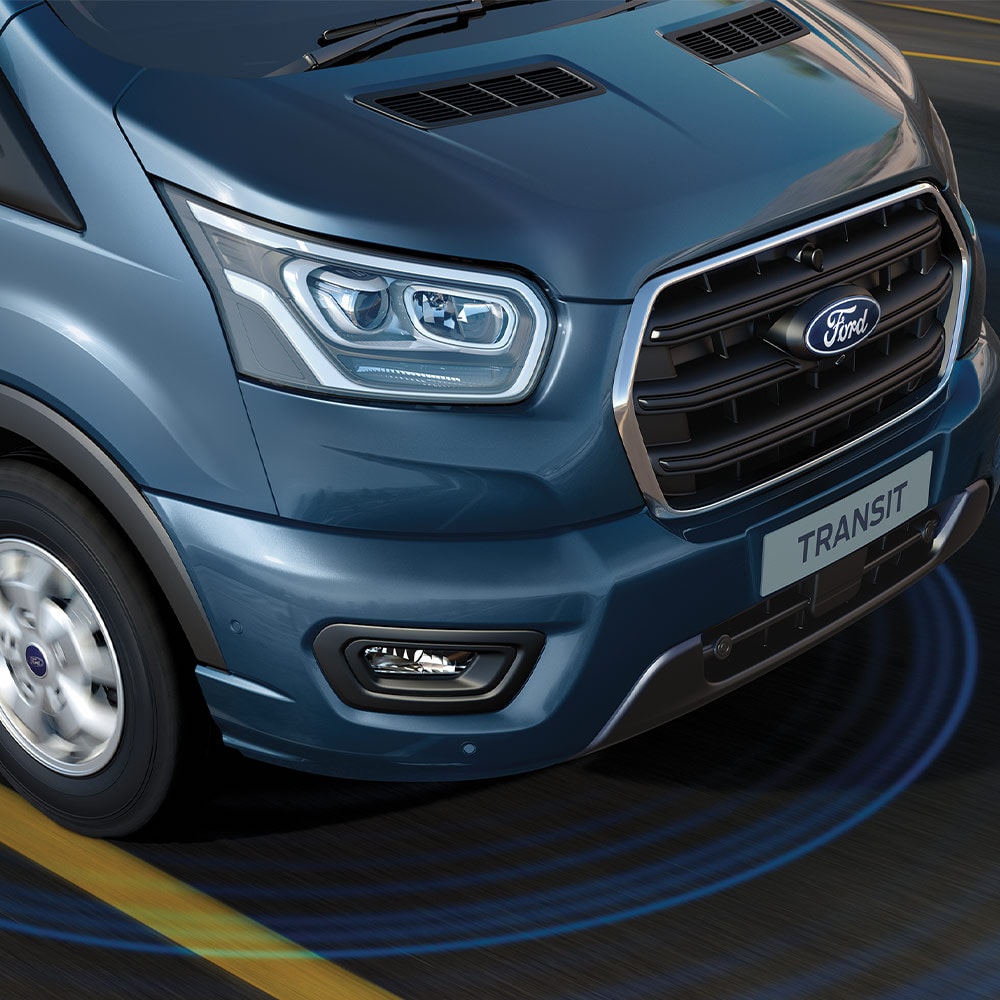 Μπλε Ford Transit Van με μπλε γραμμές στον δρόμο, που δείχνουν τη χρήση των προηγμένων συστημάτων υποβοήθησης οδηγού.