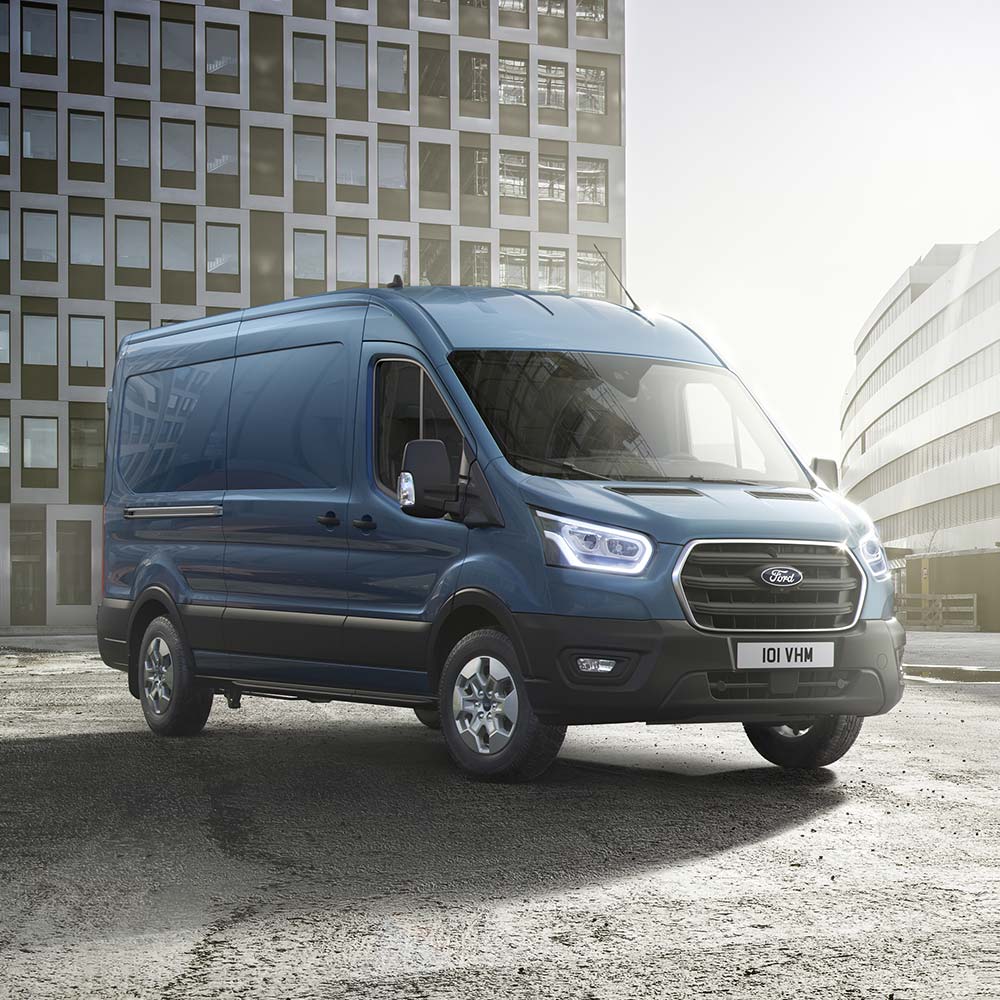 Μπλε Ford Transit Van, μπροστινή άποψη.