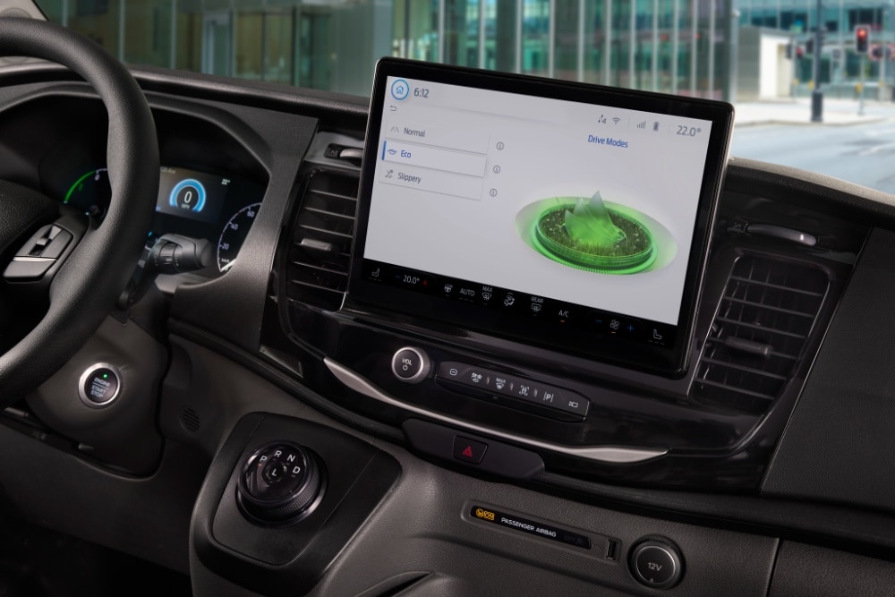 Ταμπλό ενός Ford E-Transit van με οθόνη αφής που δείχνει τα προφίλ οδήγησης.