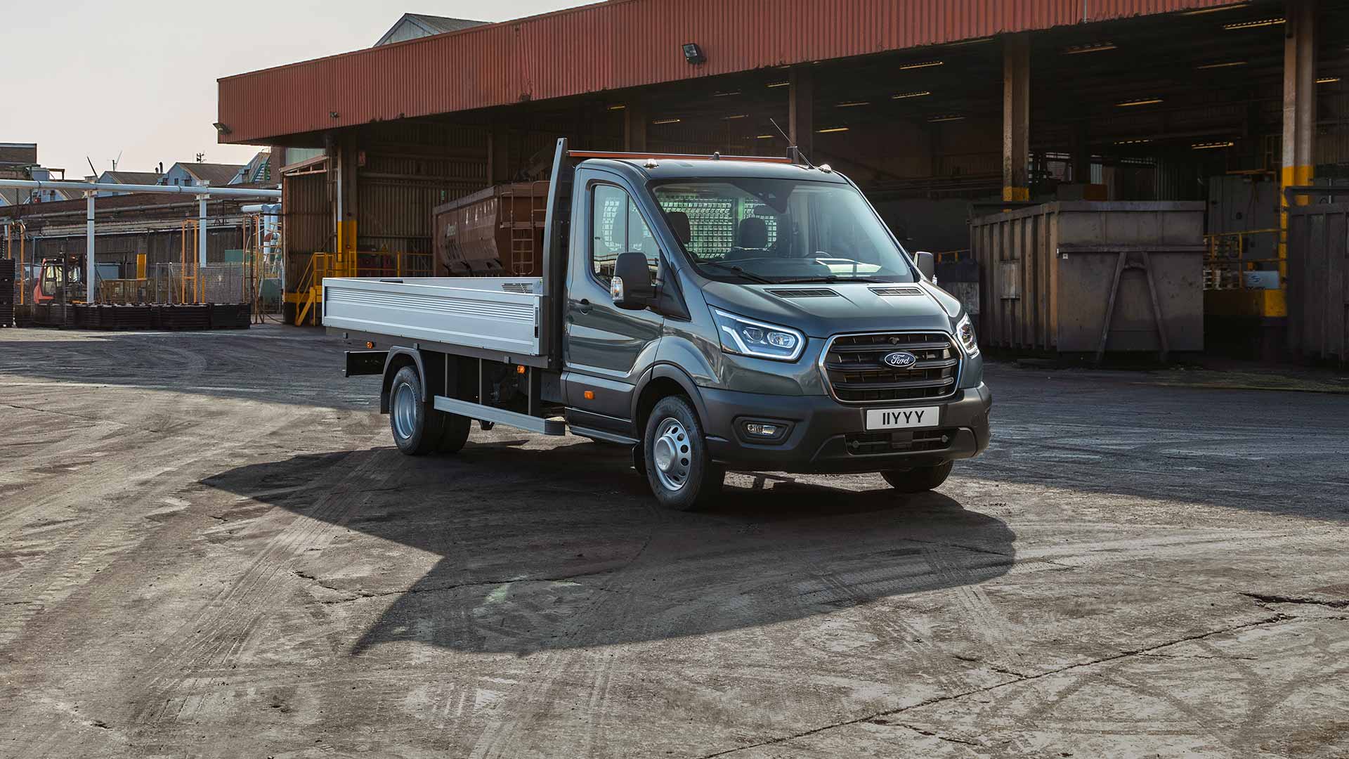 Ford Transit Chassis Cab σταθμευμένο σε μια βιομηχανική περιοχή. 
