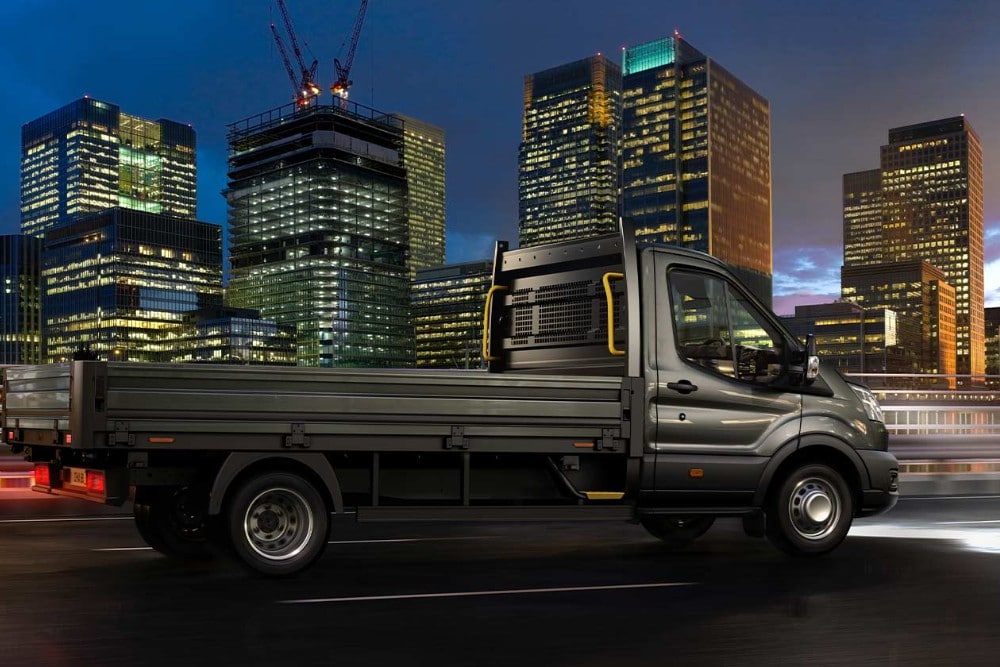 Ford Transit Chassis Cab που κινείται σε έναν δρόμο πόλης τη νύχτα. 
