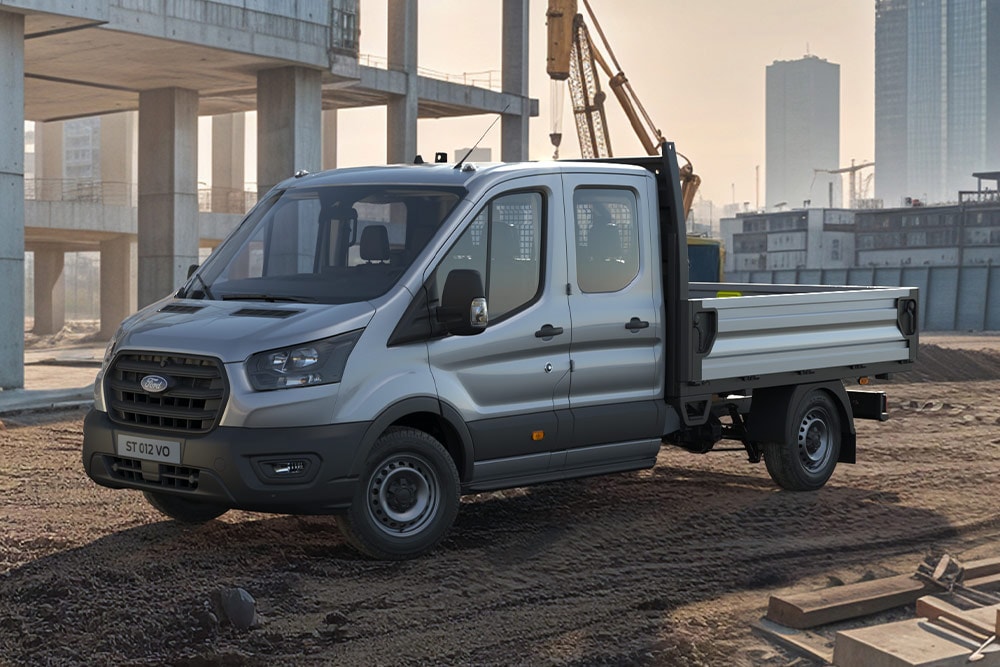 Ford Transit Chassis Cab σταθμευμένο σε μια βιομηχανική περιοχή. 