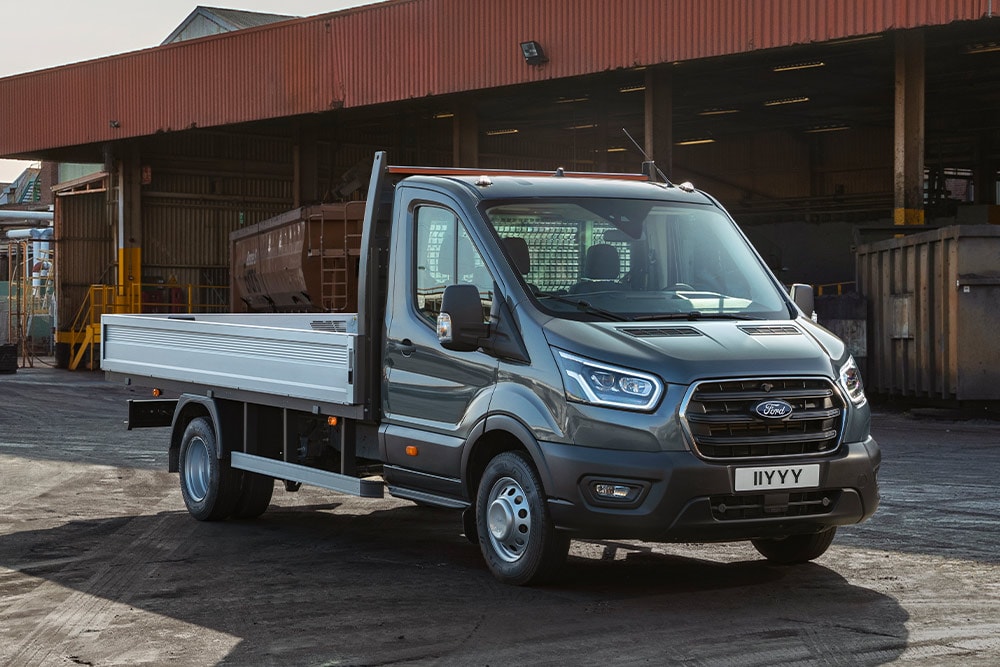 Ford Transit Chassis Cab σταθμευμένο σε μια βιομηχανική περιοχή. 