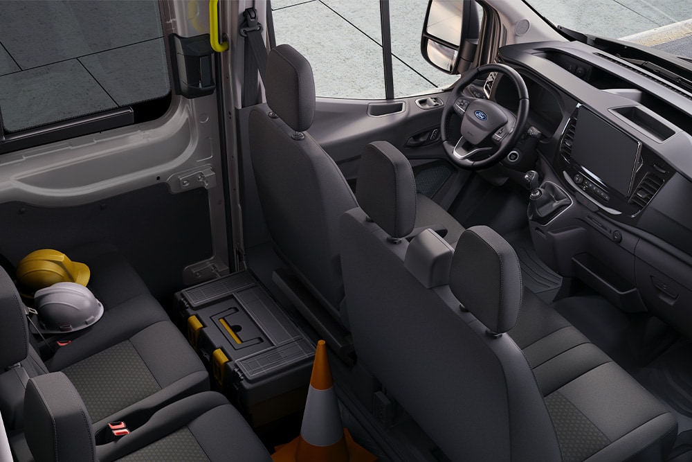 Εσωτερικό του Ford Transit Double Cab με δύο σειρές καθισμάτων.