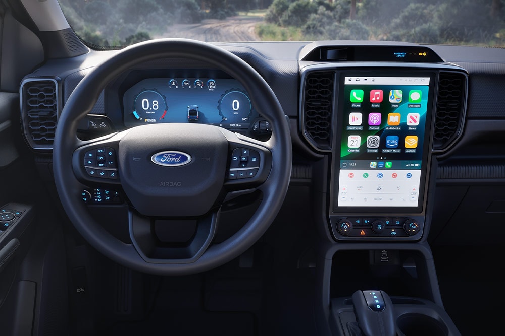 Εσωτερική άποψη ενός Ford Ranger Super Cab, που εστιάζει στο τιμόνι, το ταμπλό και την οθόνη infotainment.