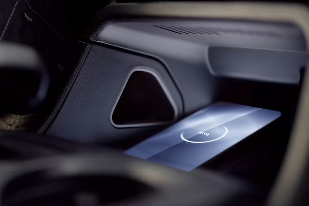 Βάση ασύρματης φόρτισης μέσα στο Ford Ranger. 