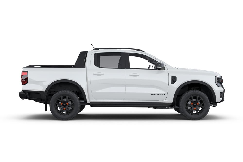 Πλαϊνή όψη ενός λευκού φορτηγού pick-up Ford Ranger με διπλό θάλαμο.
