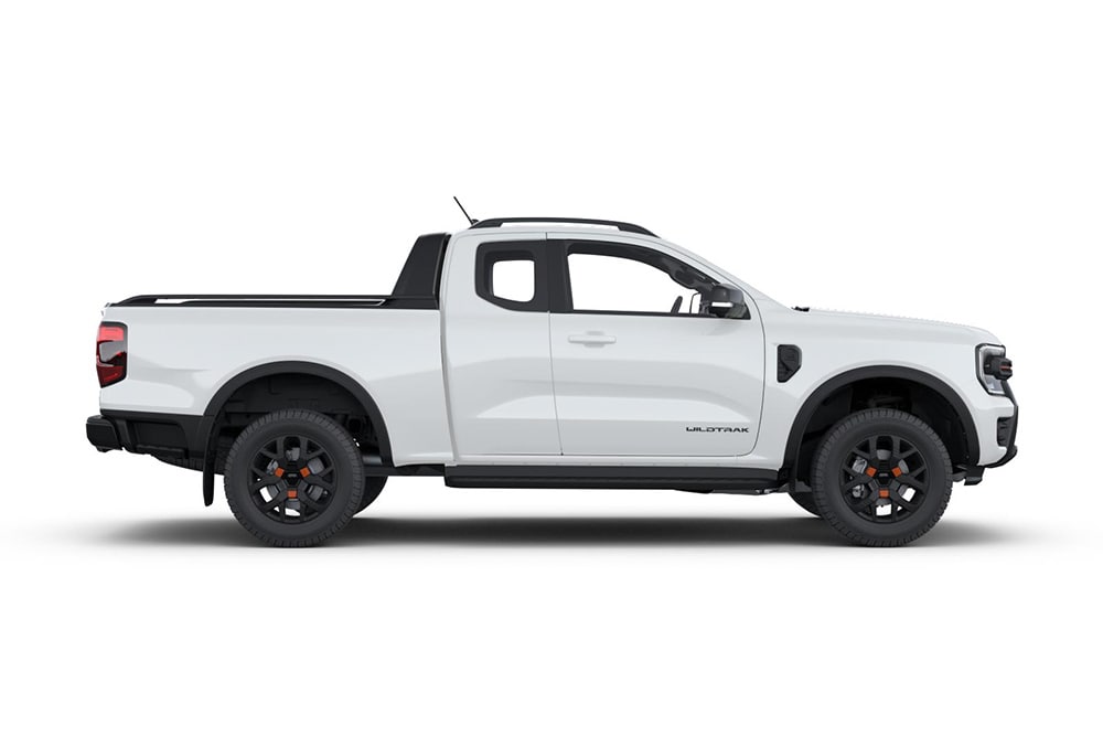 Πλαϊνή όψη ενός λευκού φορτηγού pick-up Ford Ranger Super Cab.