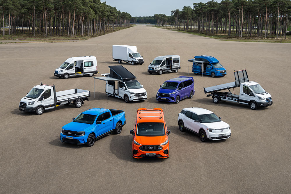 Μια ποικιλία επαγγελματικών οχημάτων Ford σταθμευμένα σε πίστα.