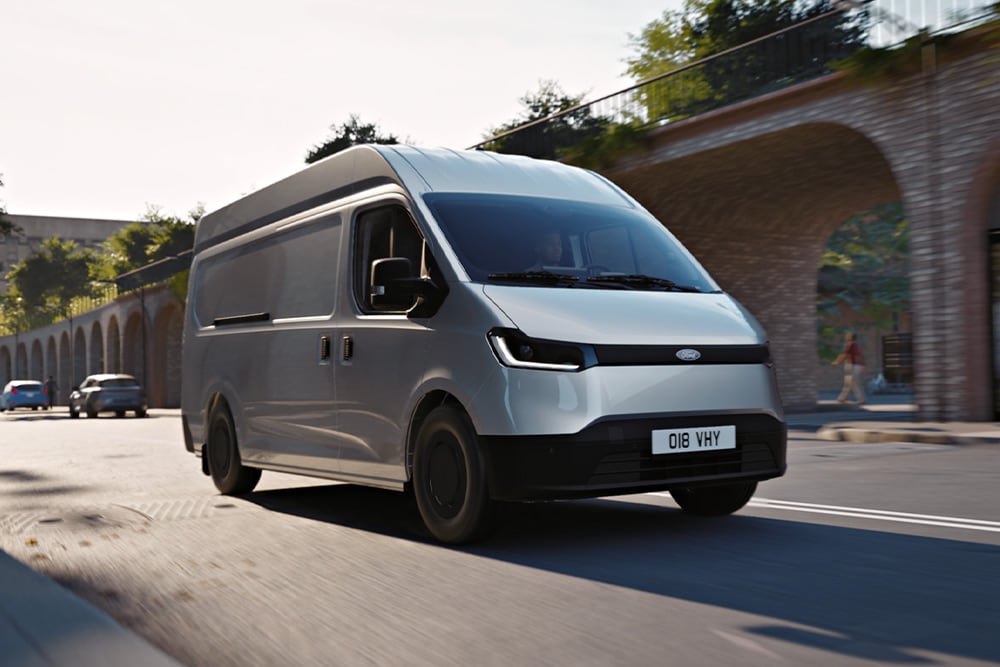 Λευκό Ford Transit City® L1H1 Van που κινείται σε δρόμο πόλης.