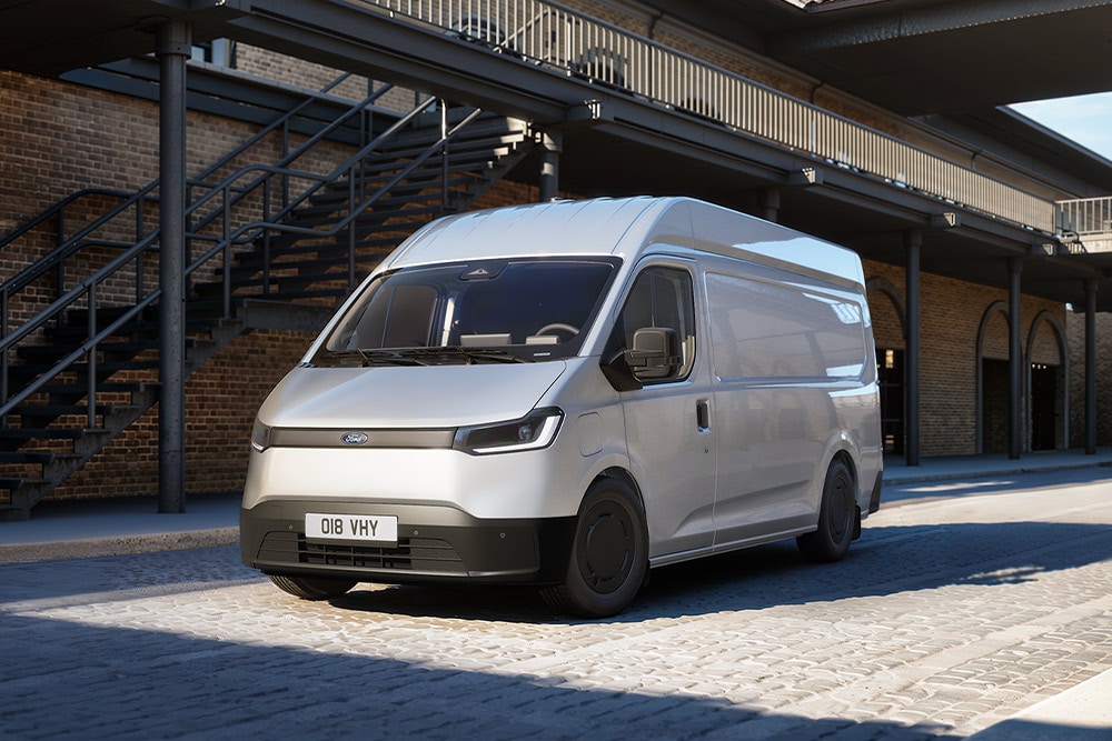 Λευκό Ford Transit City® L2H2 Van σταθμευμένο μπροστά από ένα κτίριο από τούβλα.