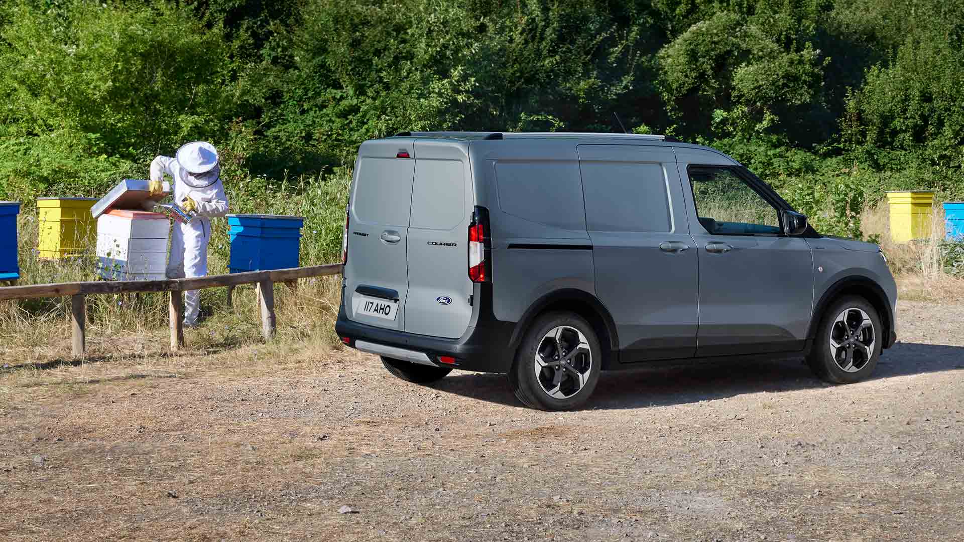 Μελισσοκόμος που εργάζεται δίπλα σε ένα Ford Transit Courier