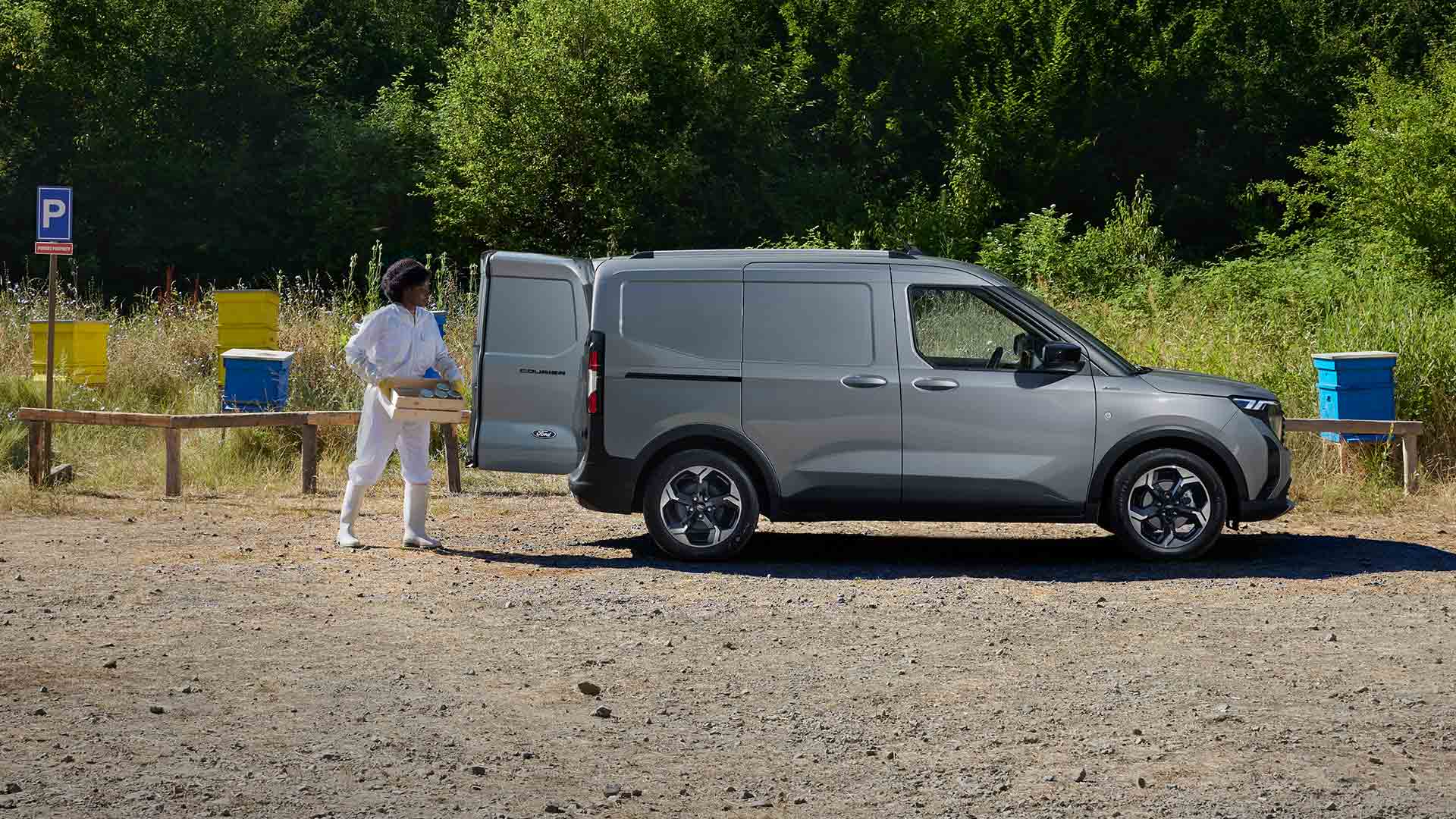 Μελισσοκόμος που φορτώνει το μέλι σε ένα Ford Transit Courier