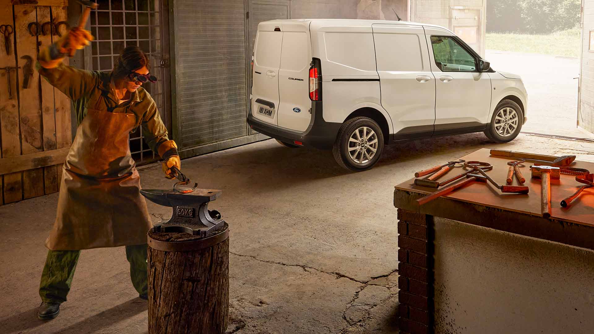 Σιδηρουργός εν ώρα εργασίας με ένα λευκό Ford Transit Courier