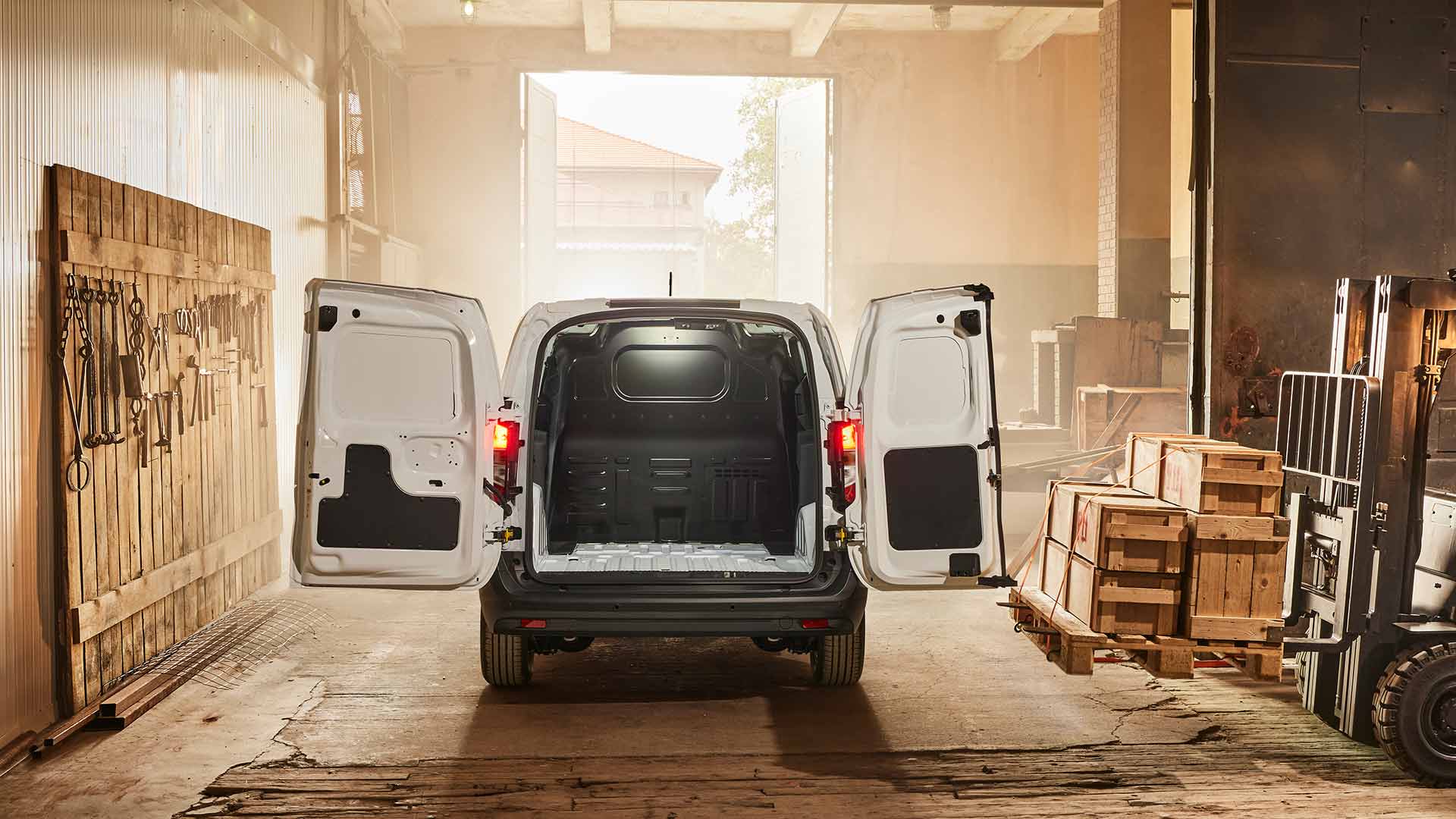 Πίσω όψη του νέου λευκού Ford Transit Courier με τις πίσω πόρτες του