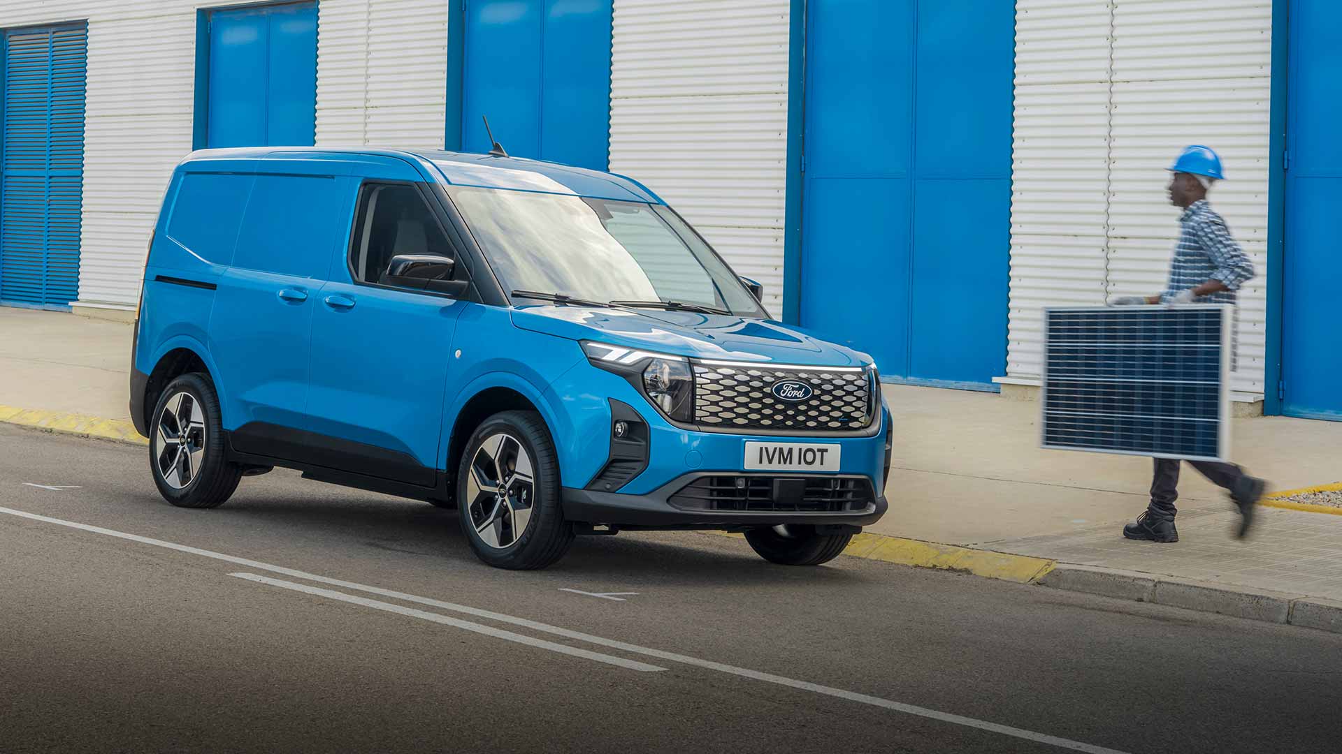 Εμπρός δεξιά όψη Ford E-Transit Courier