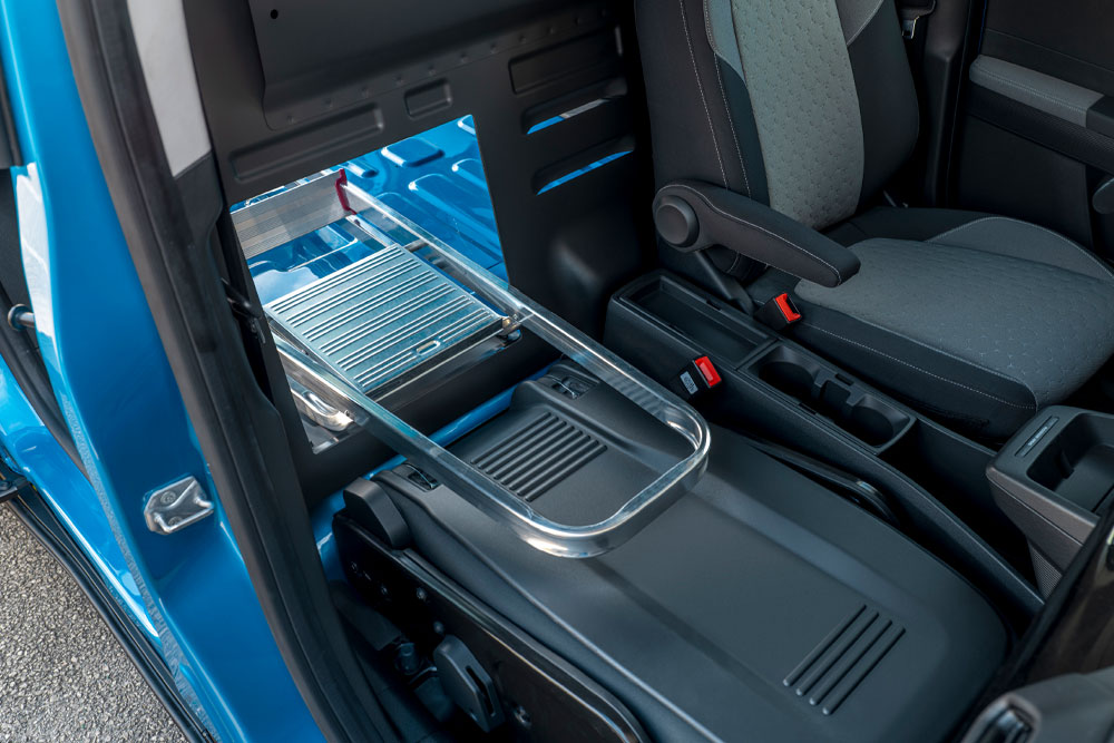 Ford E-Transit Courier με διαχωριστικό με θυρίδα αποθήκευσης