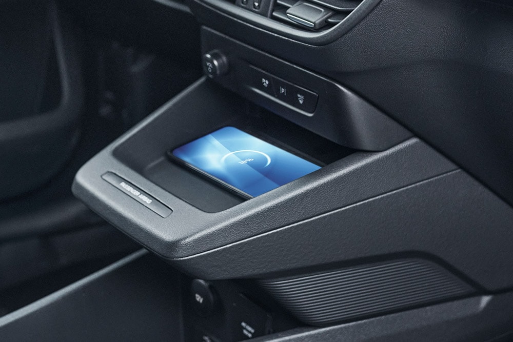 Ford E-Tourneo Courier με κεντρική επιφάνεια φόρτισης