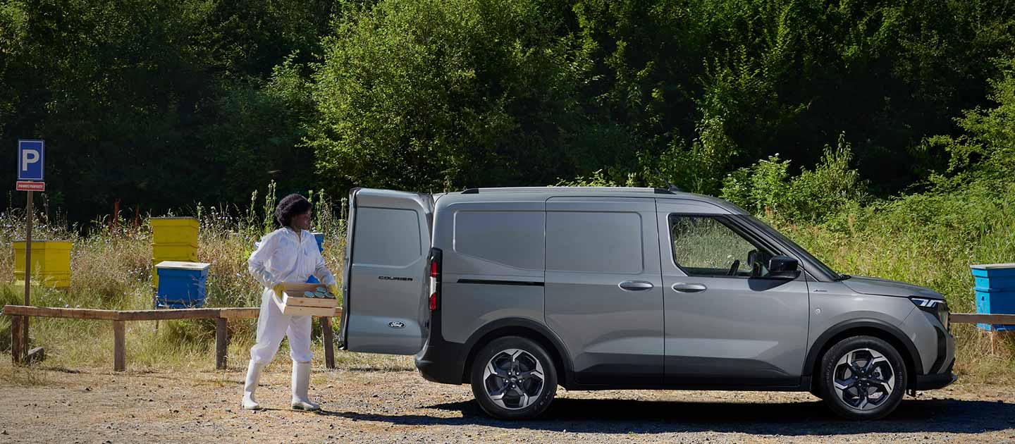 Δεξιά όψη Ford E-Transit Courier