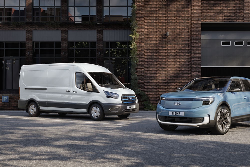 Δύο οχήματα στόλου Ford: ένα λευκό van και ένα γαλάζιο Ford Explorer.