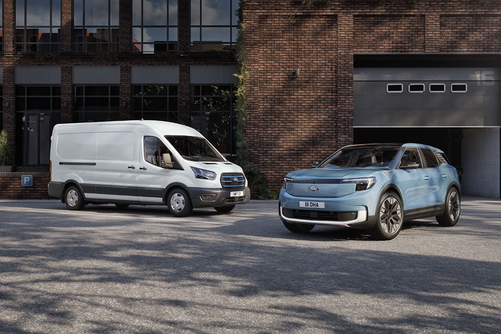 Δύο οχήματα στόλου Ford: ένα λευκό van και ένα γαλάζιο Ford Explorer.