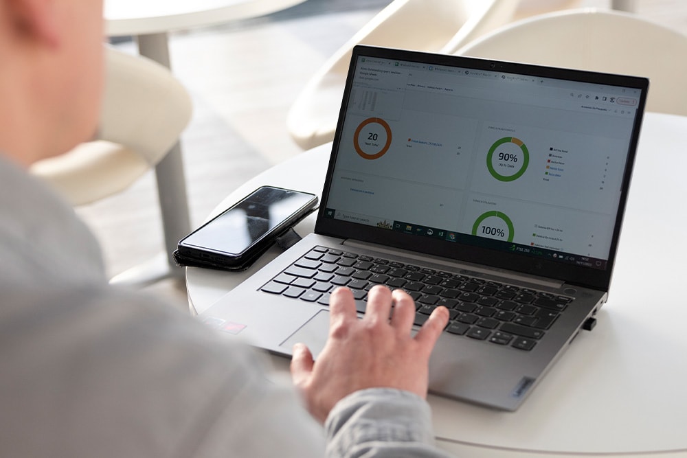 Άτομο σε φορητό υπολογιστή που ελέγχει τον πίνακα εργαλείων Ford Pro Telematics με διάφορες μετρήσεις απόδοσης στόλου.