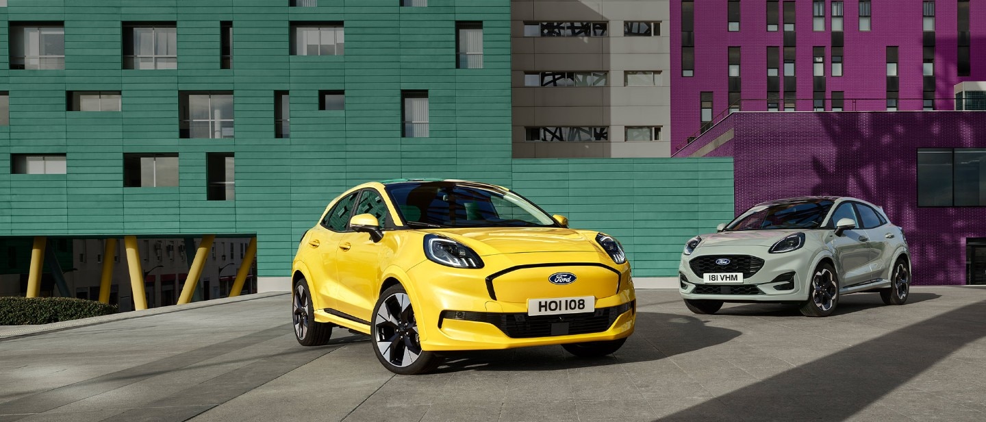 Ένα ηλεκτρικό Ford Puma Gen-E® σταθμευμένο δίπλα σε ένα βενζινοκίνητο Ford Puma® EcoBoost®. 
