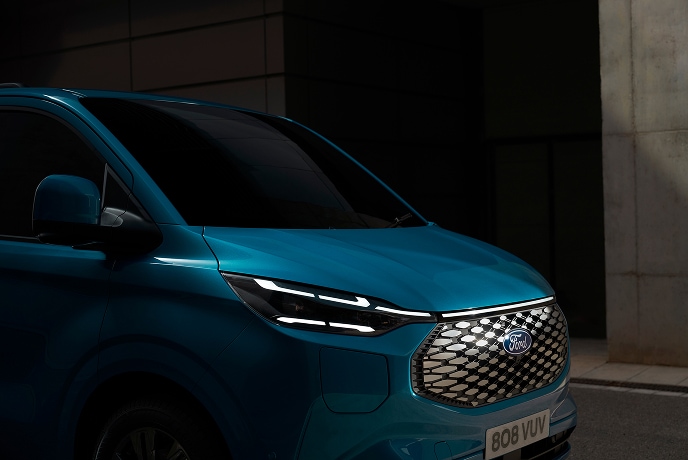 Κοντινό πλάνο ενός μπλε ηλεκτρικού Ford E-Transit Custom van.