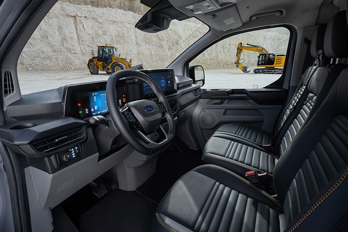 Το εσωτερικό ενός ηλεκτρικού Ford E-Transit Custom van.