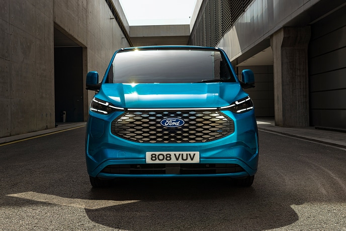 Μπροστινή άποψη ενός μπλε ηλεκτρικού Ford E-Transit Custom van.