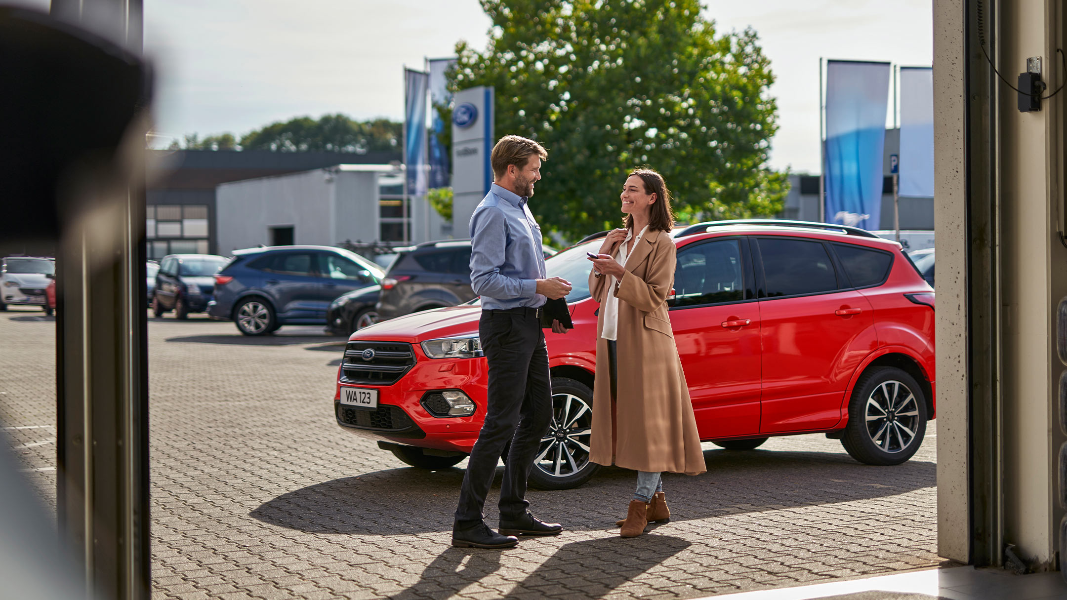 Ένα άτομο μιλάει με έναν ειδικό της Ford σε ένα κατάστημα Ford service