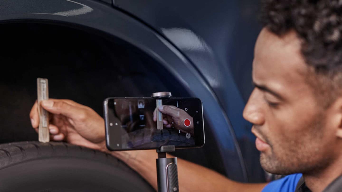 Ο τεχνικός Ford κάτω από το όχημα με την υπηρεσία video check