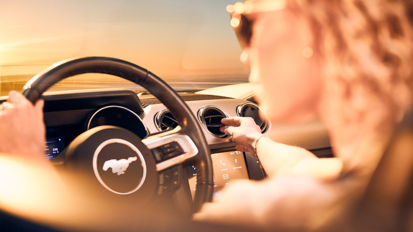 Τιμόνι από Ford Mustang στον ήλιο