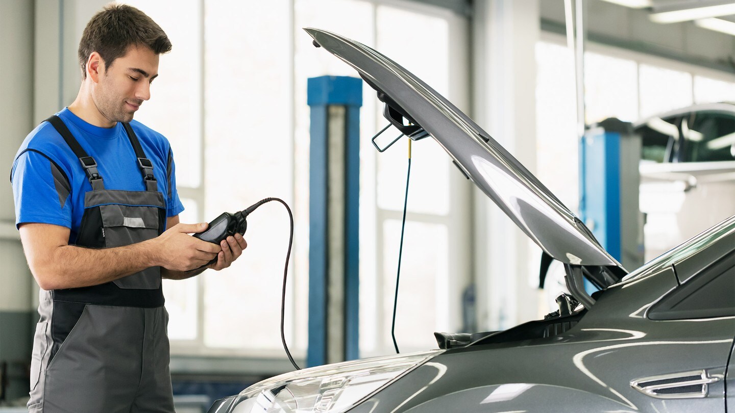 Τεχνικός Ford που πραγματοποιεί διαγνωστικό έλεγχο